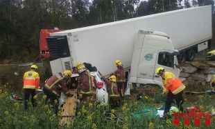 Dos ferits greus i tres menys greus en el xoc entre un camió i un turisme a Massanes