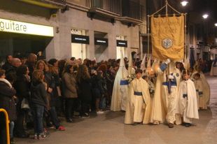 Girona s'endinsa en la devoció de la Setmana Santa amb la processó del Sant Enterrament