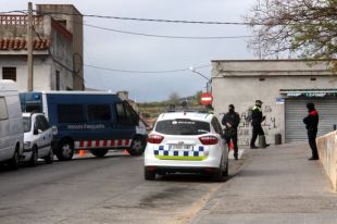 El desplegament policial al barri gitano de Figueres es mantindrà fins diumenge