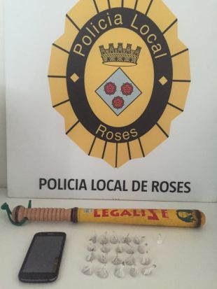 Detenen un home que portava 21 embolcalls amb droga en un control de trànsit a Roses