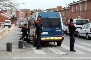 Baixa la presència policial al barri gitano de Figueres quatre dies després del tiroteig