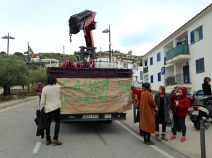 Els veïns de Cadaqués frenen una tala de plataners