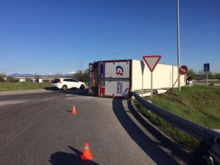 Bolca un camió frigorífic carregat de carn a l'N-II