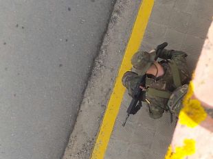 Els militars maniobren pels carrers de Sant Climent Sescebes davant l'ensurt dels veïns