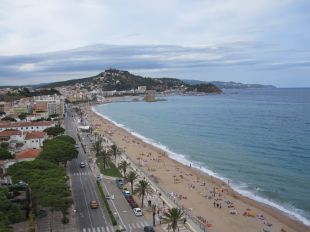 S'enfonsa una embarcació a sis milles de la costa de Blanes i rescaten els dos tripulants 