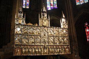 El retaule gòtic que presideix l'altar de la Catedral de Girona fou obra de tres autors