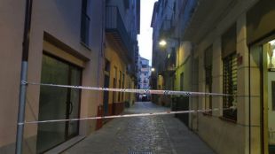 S’ensorra part del teulat d’un edifici situat al nucli antic d’Olot