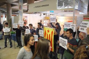 Protesta contra la presència de l'exèrcit a l'Expojove de Girona 