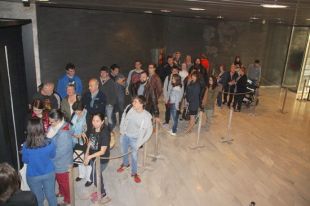 Primeres cues per fotografiar-se amb el tron dels Set Regnes a Girona