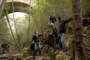 Treuen 600 quilos de deixalles de la llera de la riera d’Osor