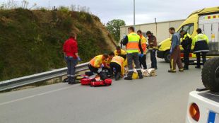 Un motorista ferit crític després de sortir de la via a Blanes