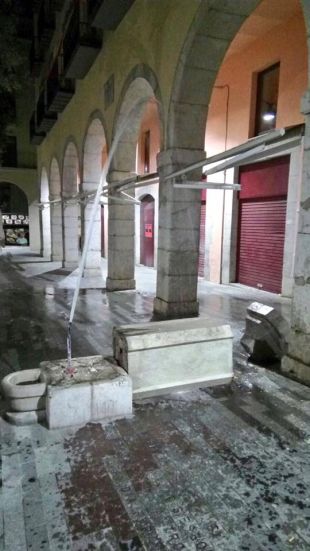 Un conductor tira a terra la font de la plaça de les Patates de Figueres
