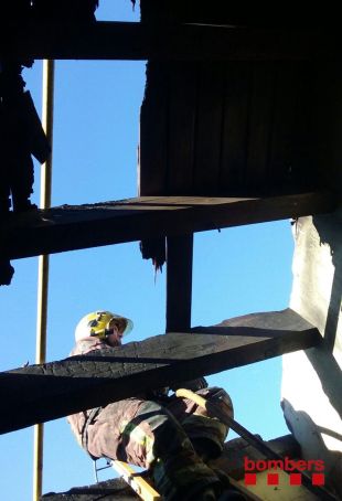L’incendi d’una xemeneia calcina la teulada de fusta d’una casa