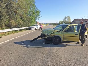 Dos ferits lleus en un accident entre dos turismes a l'N-II