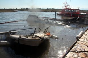 Cremen tres embarcacions amarrades a Santa Margarida de Roses