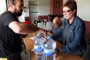 Maçanet comença a repartir aigua embotellada als veïns de Residencial Park