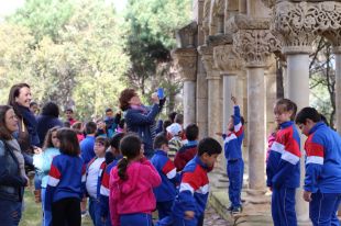 Un total de 200 alumnes de Palamós visiten els claustre del Mas del Vent