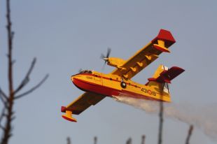 Set mitjans aeris i 40 terrestres segueixen treballant per apagar l'incendi de Vilopriu 
