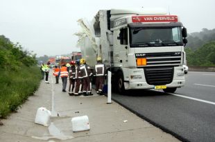 Xoquen dos camions, un d'ells de mercaderies perilloses, a l'AP-7