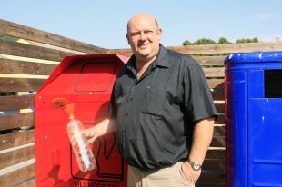 Ripoll proporciona 'embuts' per explicar la seva campanya de reciclatge d'oli domèstic 