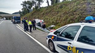 Dos joves borratxos fugen de la policia a la Jonquera i s'estimben amb el cotxe
