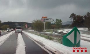 Una forta calamarsada obliga a tallar la C-66 a Serinyà