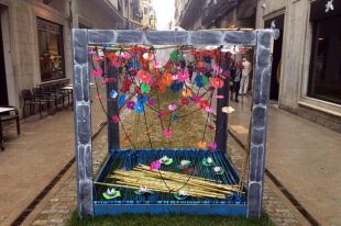 Roben una ornamentació del Temps de Flors feta pels alumnes de l'escola Vedruna