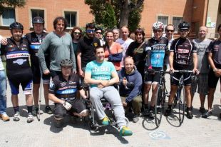 Un taxista atropella un ciclista professional a Girona i la víctima creu que fou intencionat