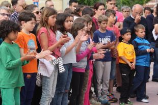 Unes 200 persones es concentren en record de la nena atropellada mortalment a Bonmatí