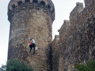 Tossa realitza treballs de manteniment a part de la muralla de la Vila Vella