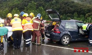 Tres ferits, un crític, en un xoc frontal entre tres cotxes a l'N-II a Sant Julià de Ramis