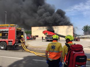 Un incendi crema un taller de camions a Porqueres