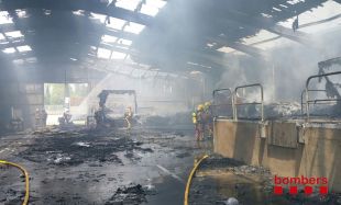 Controlat l'incendi en un taller de camions a Porqueres
