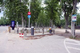 L'Ajuntament de Girona blinda la Devesa per impedir que hi aparquin cotxes