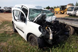 Un mort i un ferit crític en un xoc frontal entre una furgoneta i un cotxe a la Tallada d'Empordà 