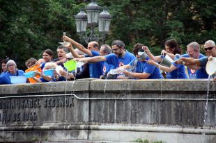Aigua és Vida llança aigua amb palanganes a Girona per reclamar més cabal al riu Ter