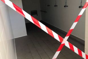 Precinten un vestidor del camp de futbol de Vilatenim per un brot de legionel·la