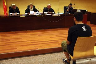 1 any i mig de presó per arrencar deu dents d'un cop de peu a un company de feina