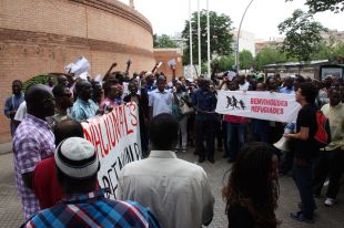 Unes 150 persones es manifesten a Girona contra el decret per obtenir la nacionalitat espanyola