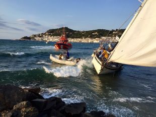 Un veler queda embarrancat a la platja del Port de la Selva