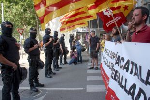 Unes 50 persones es mobilitzen en contra la presència del rei Felip VI a Girona