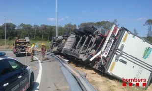 Detingut el camioner que va bolcar a la C-25 per conduir begut i portar el tacògraf manipulat