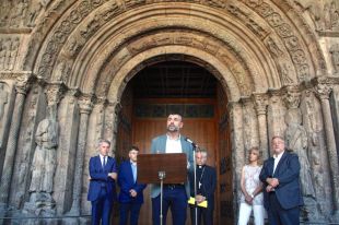 Restauraran la portalada de Ripoll per retirar capes de resina aplicada el 1964