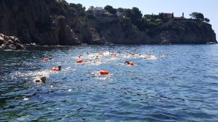 30 nedadors inauguren el primer repte 'Non Stop' de la temporada a la Costa Brava