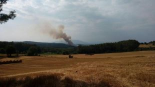 Els Bombers continuen remullant el perímetre de l'incendi de Vilademuls