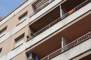 Mor una nena de 16 mesos en caure des del balcó d'un tercer pis a Salt