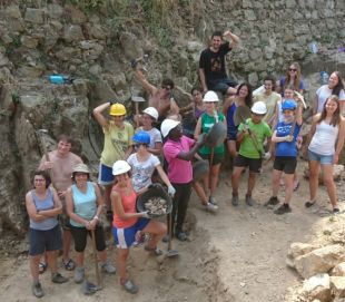 Una vintena de joves d'arreu del món participen en el camp de treball del castell de Montsoriu