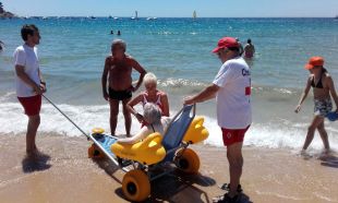 Prop de 50 socorristes de la Creu Roja vetllen per la seguretat a 20 platges gironines