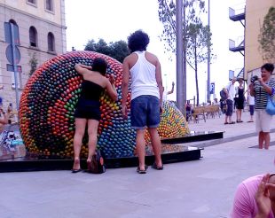 Enxampen turistes robant ous de l'escultura d'Oksana Mas a Figueres