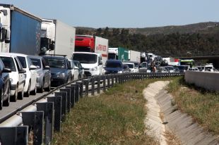 Tallades l'AP-7 a Vilamalla i l'N-II a la Jonquera a causa d'un incendi forestal a la Catalunya Nord
